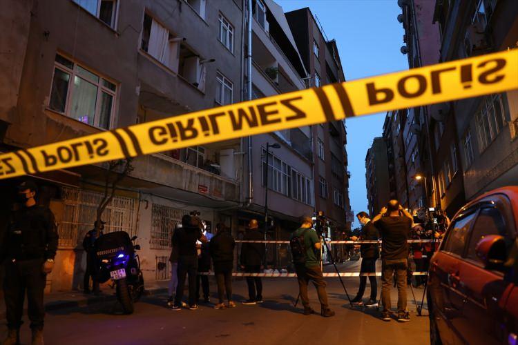 <p>Ekipler, çevrede güvenlik önlemi alarak sokağa şerit çekti. Binanın altında bulunan 2 dükkandaki eşyalar da boşaltıldı. Çökme tehlikesi bulunan 6 katlı binanın yanı sıra çevresindeki binalarda oturanlar da tedbir amaçlı tahliye edildi.</p>

