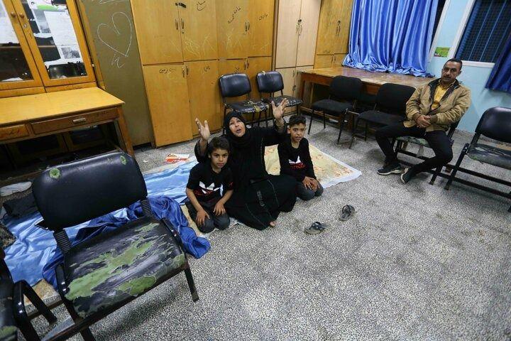 <p>Gazze'de, Eş-Şati Mülteci Kampı'ndaki Filistinli aileler, İsrail saldırılarından okullara sığınarak korunmaya çalıştı.</p>

<p> </p>
