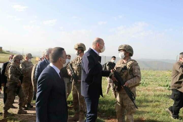<p>Bakan Soylu, "Her birinizin bayramını tebrik ediyoruz. Allah nice bayramlara huzurla, birlikle, sağlıkla ulaşmayı nasip etsin. Ayrıca size kıymetli Cumhurbaşkanımız Sayın Recep Tayyip Erdoğan'ın hem selamlarını hem de bayram dileklerini getirdik. Burada kahramanca bir mücadele yapıyorsunuz. Girmediğiniz yer kalmadı, mücadele etmediğiniz alan kalmadı. Terör örgütünün nefesini kestiniz" dedi.</p>
