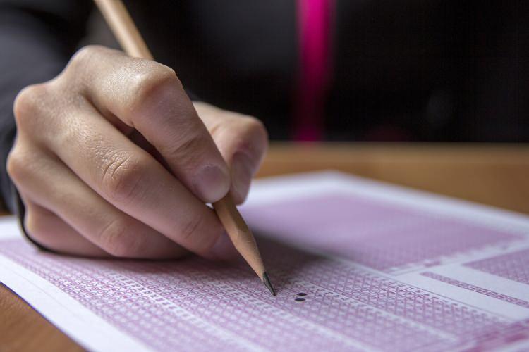 <p><strong>5- LİSE SON ÖĞRENCİLERİ NEDEN BU HAKTAN YARARLANAMIYOR?</strong></p>
<p>12'nci sınıflar 2020-2021 eğitim ve öğretim yılının birinci ve ikinci dönemine ilişkin sınavları tamamlandığı için kapsam dışında tutuldu.</p>