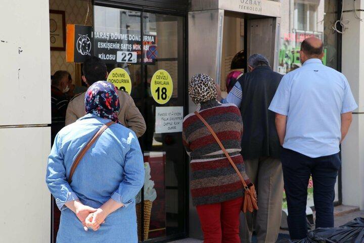 <p>'MİSAFİR GELMEYECEK AMA ÇOCUKLAR İSTİYOR'<br />
<br />
Tam kapanma nedeniyle bu bayram evlerine misafir gelmeyeceğini ancak çocukları istediği için sıraya girdiğini ifade eden Yahya Yıldırım ise şunları söyledi: "Bugün saat 10.30'da geldim. Daha sıranın arkasındayım. Arkamda 20 kişi var. Önümüzde ise 100 kişiye yakın var. Ben dün de geldim. Saat 12.00'de bitti alamadım. Misafir gelmeyecek ama çocuklar istiyor."</p>
