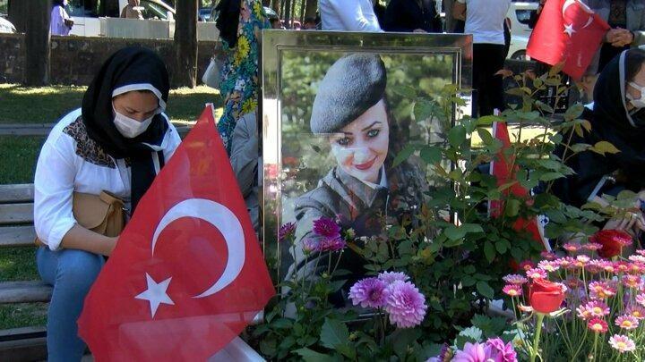 <p>Oğlundan ayrı 27'nci Bayramı olduğunu dile getiren şehit annesi Remziye Anşin ise Sözün bittiği yer burası. Bu bayram, tam 27 bayram olacak. Vatan sağ olsun tabii ki. Babası ölene öksüz dediler, annesi ölene yetim dediler ama evladını kaybedene bir şey bulamadılar, bir şey yakıştıramadılar. Çünkü onun adı yok, onun tarifi hiç yok. Her şeyin buruk. Yediğin yemek te, gezdiğin de, yaşadığında. Şırnak Besler Deresi'nde şehit düşmüştü. Burası evi işte, güzelleştirmeye çalışıyoruz mezarını. Pandemi var gelemiyoruz, o bizi çok üzüyor. Yasaklara da riayet etmek zorundayız. Evlat her şeyin önüne geçiyor. Yasak olunca da bir noktada izin almaya çalışıyorsun, izin çıktığı gibi gideyim göreyim diyorsun… diye konuştu.</p>
