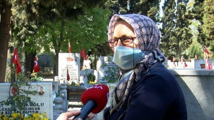 <p>Şırnak'ta imha etmeye çalıştığı patlayıcının infilak etmesi sonucu şehit olan Patlayıcı İmha Timi (PAMİT) Komutanı Astsubay Esma Çevik'in annesi Nebahat Gözüaydın ise, Burada bize bayram yok. Ne diyeyim, nasıl diyeyim? Vatan sağ olsun diyeceğiz. Evimiz burası, gidip geliyoruz. Tam kapanma bile olsa her gün buradayız. Maskemizi takıp, evladımız için buraya geliyoruz ifadelerini kullandı</p>
