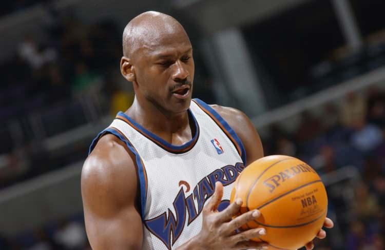 <p>Potanın efsanesi basketbolcu Michael Jordan'ın, NCAA Erkekler Basketbol Ligi'nde giydiği North Carolina Tar Heels forması, satışa çıkarıldı. Açık artırmaya konulan forma1,38 milyon dolara satıldı.</p>
