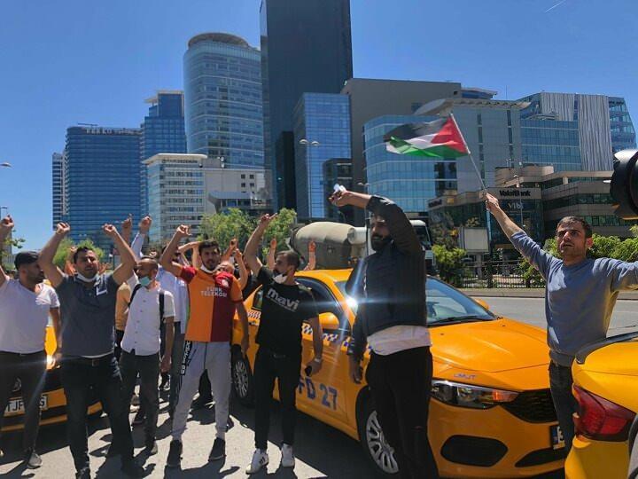<p>'Kahrolsun İsrail', pankartları taşıyan taksiciler, kornalar ve bayraklarla slogan attı.</p>
