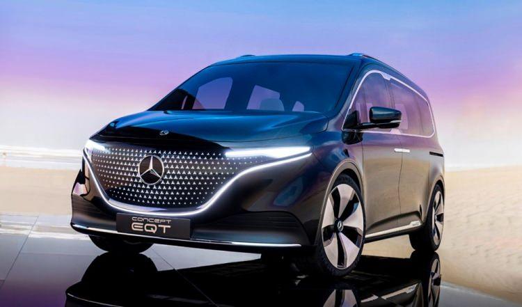 <p>Concept EQT (Uzunluk/Genişlik/Yükseklik: 4.945/1.863/1.826 milimetre), üçüncü sıradaki iki tam boy koltuğa rahatlıkla erişim sağlamak üzere için her iki tarafta büyük bir açıklığa sahip sürgülü kapılarla donatılıyor.</p>