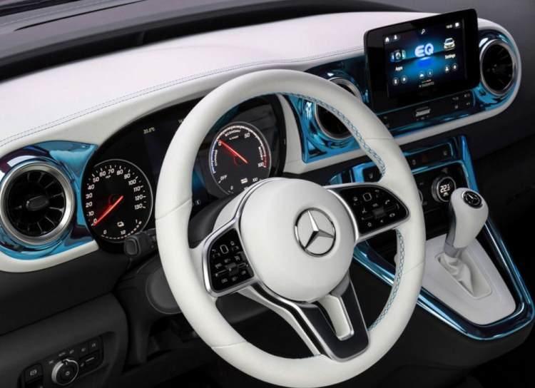 <p><strong>MBUX BİLGİ-EĞLENCE SİSTEMİ</strong></p>
<p>Mercedes-Benz, MBUX bilgi-eğlence sistemi (Mercedes-Benz Kullanıcı Deneyimi) ile yenilikçi işletim ve ekran konseptini hafif ticari araç segmentine uyguluyor. </p>
<p>Sistem, bağımsız merkezi dokunmatik ekran, direksiyon simidindeki dokunmatik kumanda düğmeleri ve isteğe bağlı olarak sunulan, “Hey Mercedes” sesli asistanı ile rahatlıkla kontrol edilebiliyor. Bünyesinde barındırdığı yapay zeka ile gelişmiş öğrenme yeteneği sergileyen MBUX, öngörüye dayalı davranışlar yardımıyla sürücünün bir sonraki adımda ne yapmak istediğini tahmin edebiliyor. Örneğin, birisi Cuma günleri eve giderken düzenli olarak belirli bir kişiyi arıyorsa, sistem haftanın o günü ilgili kişinin telefon numarasını ekranda gösteriyor. MBUX ayrıca Mercedes me connect üzerinden canlı trafik bilgisi ve havadan güncelleme gibi çözümler de sunuyor.</p>