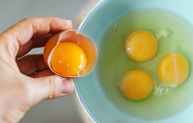 <p><span style="color:#000080"><strong>Yumurta sarısının iki tarafında yapışmış olarak bulunan o iplik gibi şeyin aslında hiç bilmediğiniz bir faydası var. Yumurtanın içerisinde yer alan beyaz ipliğe benzeyen o kısma kalaza adı veriliyor. Peki son günlerde çok merak edilen yumurtanın içindeki beyaz kısım ne işe yarıyor? İşte cevaplar:</strong></span></p>
