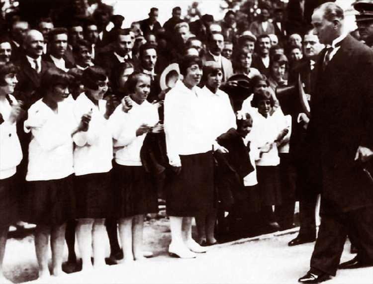 <p>Atatürk, 5 Haziran 1928'de İstanbul Tuzla'ya gelişinde kız öğrenciler tarafından karşılandı.</p>
