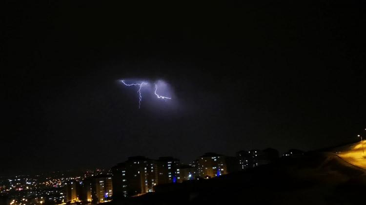 <p>Beydağları ve şehrin kırsal mahalleleri üzerinde çakan şimşeklerin görüntüleri ortaya eşsiz gece manzaraları çıkardı. </p>

<p> </p>
