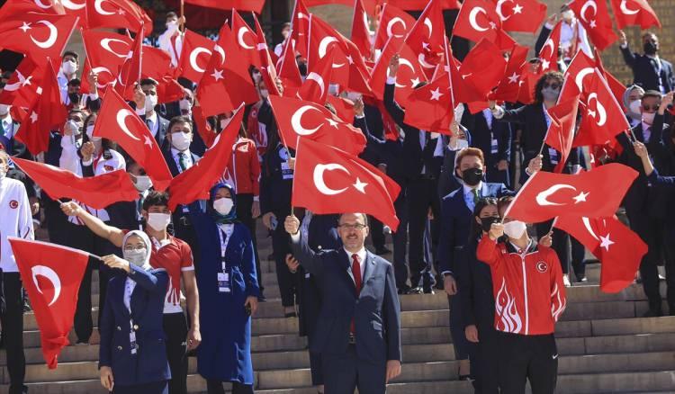 <p>Cumhuriyeti emanet ettiğiniz gençlerimiz, bu sorumluluğun farkında ve ülkemizi spor, bilim ve sanat alanlarında yükseltmek gayretiyle ter dökmektedir.</p>
<p> </p>