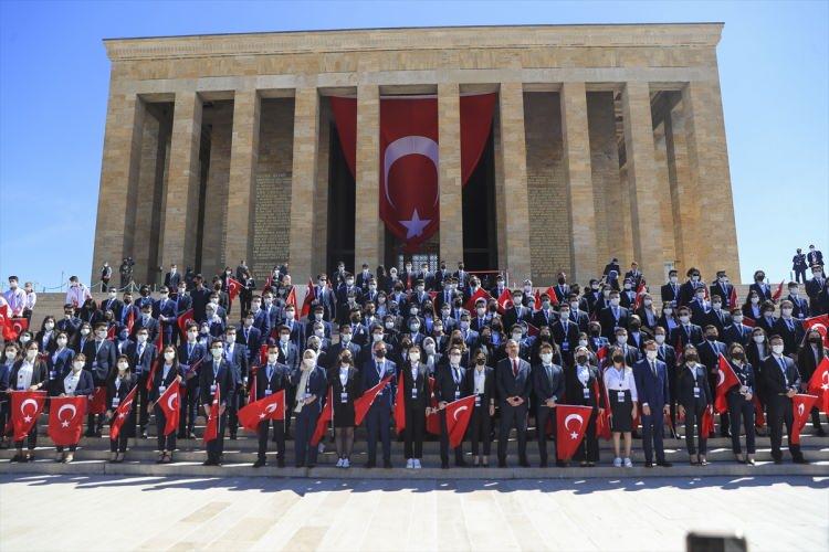 <div>Geçmişten aldığımız zengin insanlık mirasını geleceğe taşırken gençlerle omuz omuza olacak ve tertemiz mazimizden aldığımız güçle ülkemizi istikbale güvenle taşıyacağız. </div>