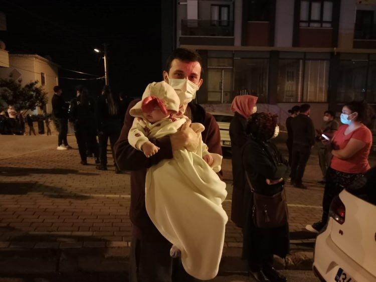 <p>Yaşanan toprak kayması sırasında binada bulunan ve 6 aylık kızı Masal ile binayı tahliye eden Orkun Çınar, "Bir aydır evde yoktuk, bugün geldik eve. Birkaç gündür de apartman sakinleri bu sorunu kendi aralarında konuşuyormuş fakat biz büyük bir sorun olacağını düşünmedik. </p>
