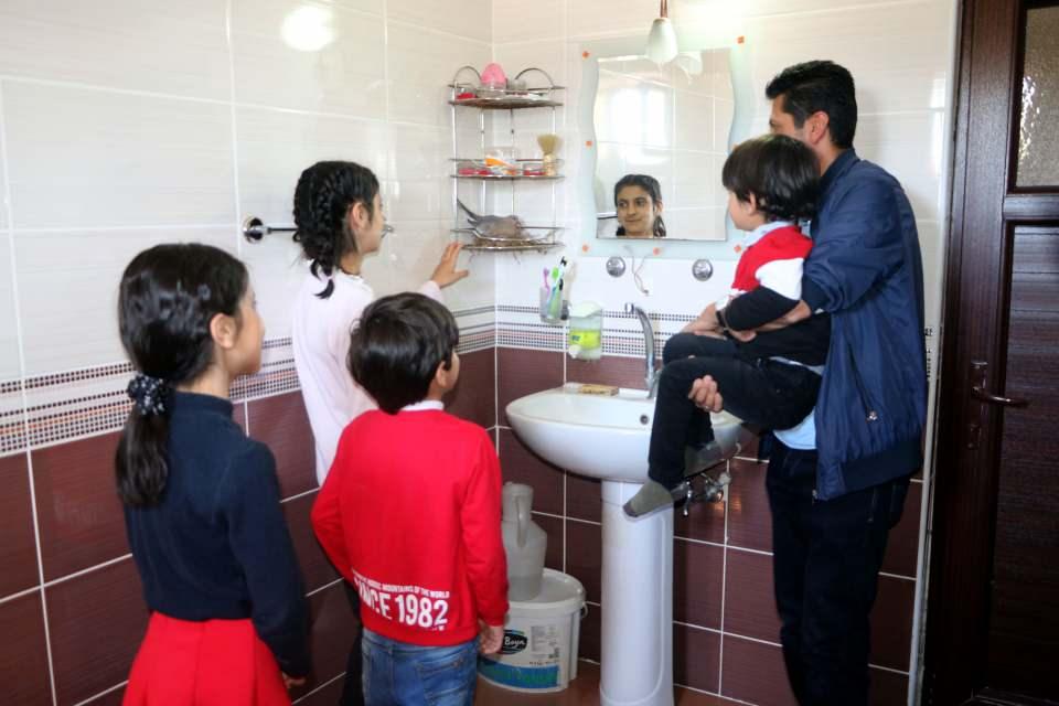 <p>Hakkari’nin Yüksekova ilçesinde Işık ailesinin evinin banyosuna 2 hafta önce bir çift kumru yuva kurdu. Kumruları rahatsız etmemek için bir süre alt kattaki kardeşinin evinin banyosunu kullandıklarını belirten Nevzat Işık, "Zamanla onlar bize, biz de onlara alıştık. Aile olarak misafirlerimizi çok seviyoruz, gitmelerini istemiyoruz" dedi.</p>

<p> </p>
