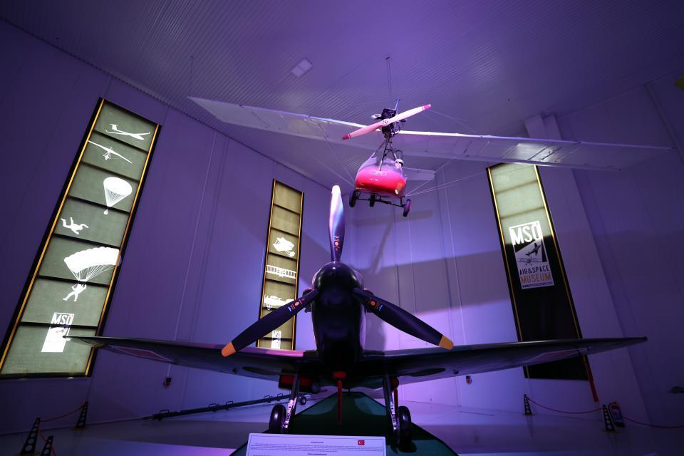 <p>Çeşitli uçak motorları ve hava araçlarının sergilendiği müzenin alanı, 3 yılda yaklaşık 3 kat genişletilerek 2 bin 340 metrekare üzerinde üç hangara yayıldı. Müzenin envanterine de 3 uçak ve bir helikopter eklendi.</p>

<p> </p>
