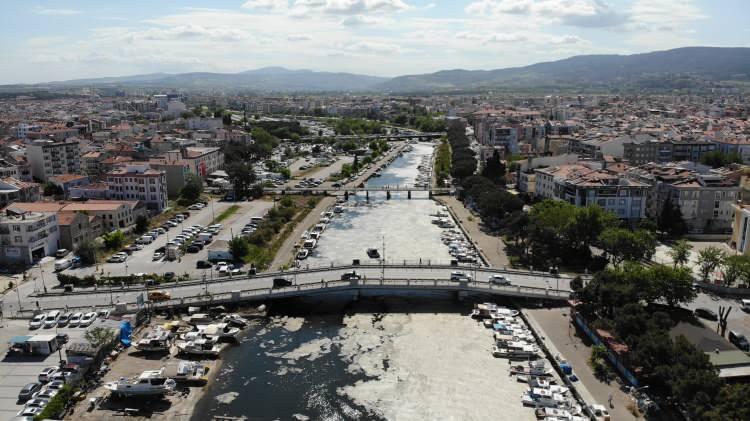 <p>Geçtiğimiz hafta boyunca süren şiddetli poyraz nedeniyle Çanakkale sahillerindeki müsilaj, Sarıçay’ın içerisine doldu. </p>