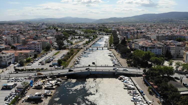 <p>Geçtiğimiz hafta boyunca süren şiddetli poyraz nedeniyle Çanakkale sahillerindeki müsilaj, Sarıçay’ın içerisine doldu. </p>
