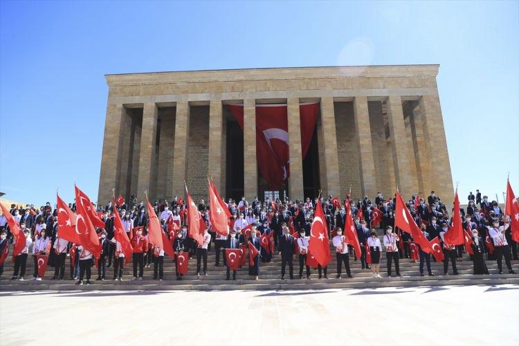<p>Sevinçle ifade etmek isterim ki; genç sporcularımız, her gün artan başarı ve rekorlarla al bayrağımızı dünyanın dört bir yanında gururla dalgalandırmaktadır.</p>