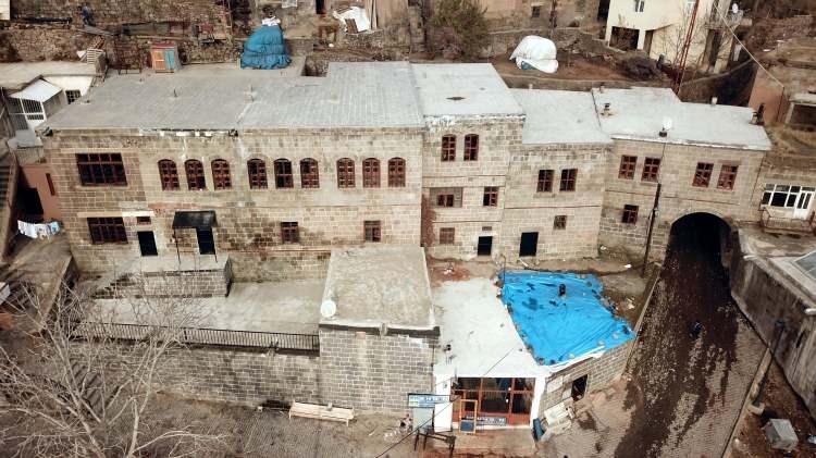 <p>Bitlis Eren Üniversitesi (BEÜ) Fen Edebiyat Fakültesi Tarih Bölümü Öğretim Üyesi Prof. Dr. Mehmet Demirtaş, AA muhabirine, Bitlis'in kent merkezi ve ilçelerindeki tarihi eserlerle adeta açık hava müzesi konumunda olduğunu söyledi.<br />
 </p>
