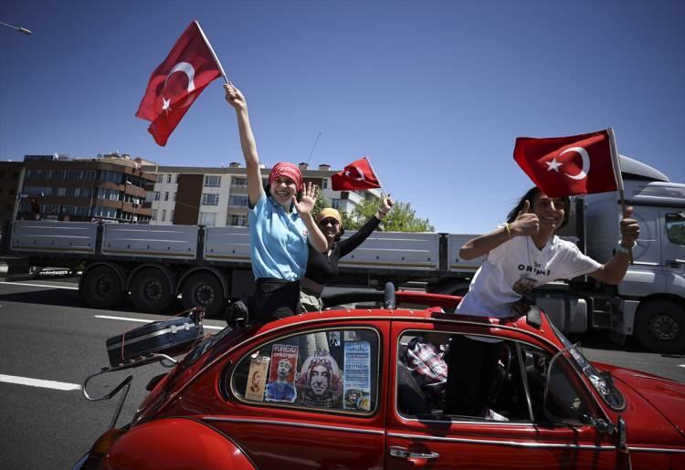 <p>Başkentte, Gölbaşı Belediyesi ve Ankara Volkswagen Dayanışma Derneğince (Volksder) 19 Mayıs Atatürk'ü Anma, Gençlik ve Spor Bayramı etkinlikleri kapsamında 102 vosvosla konvoy oluşturuldu.</p>

<p> </p>
