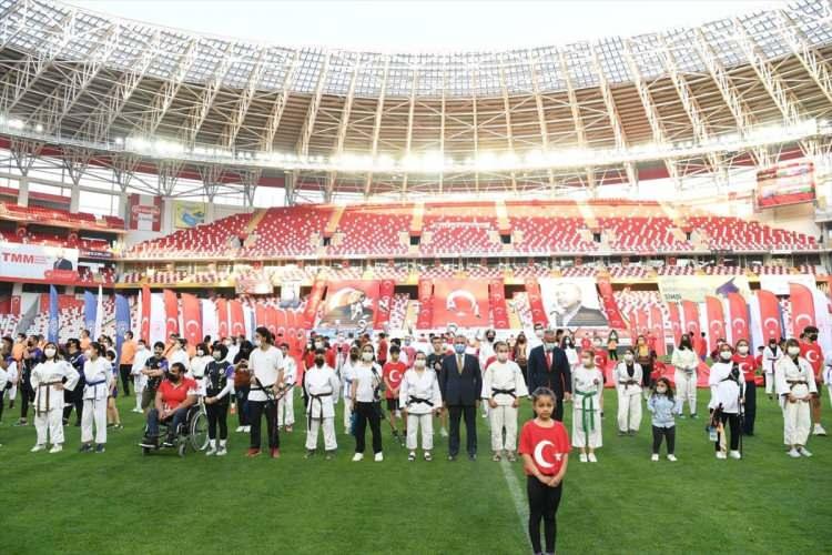 <p><strong>ANTALYA</strong></p>

<p>Antalya Valisi Ersin Yazıcı, Antalya Stadı'nda gençler ve çocuklarla saat 19.19'da İstiklal Marşı'nı okudu.</p>

<p> </p>
