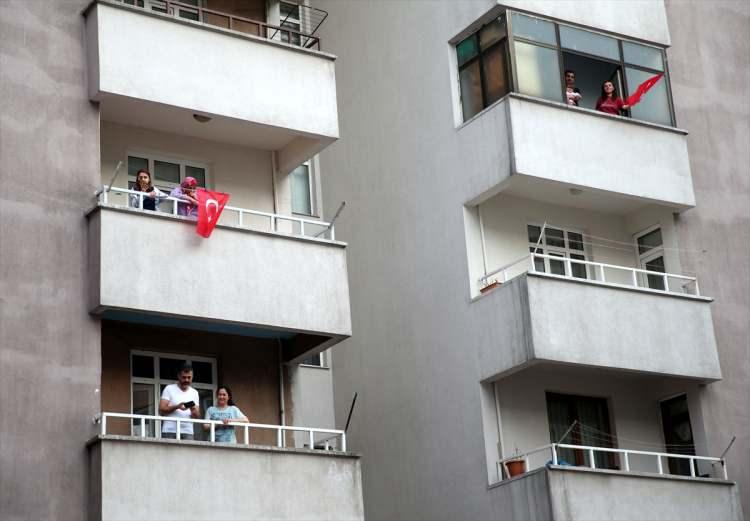 <p>Türk bayrağı açan personel ile gönüllüler, saat 19.19'da İstiklal Marşı'nı okudu.</p>
