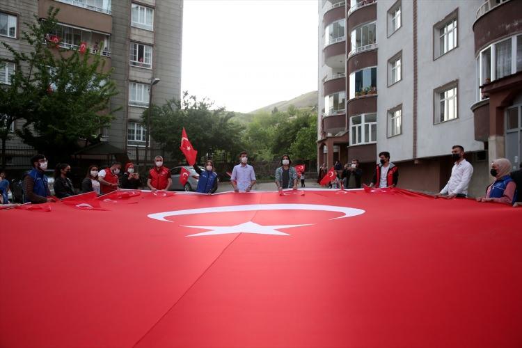 <p>Evlerinin penceresine ve balkonlarına çıkan vatandaşlar da İstiklal Marşı'na eşlik etti.</p>
