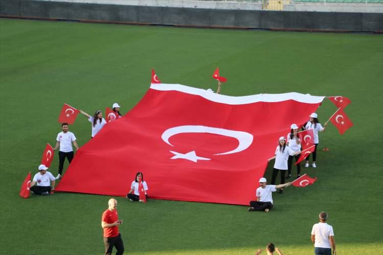 <p><strong>DENİZLİ</strong></p>

<p>Denizli'de de Gençlik ve Spor İl Müdürlüğü kutlamalar kapsamında Atatürk Stadyumu'nda sınırlı sayıda sporcunun katılımıyla İstiklal Marşı okundu.</p>

<p>Statta sporcular orta saha çizgisinin üzerinde Türk bayrağı ve Atatürk fotoğrafını taşıdı.</p>

<p> </p>
