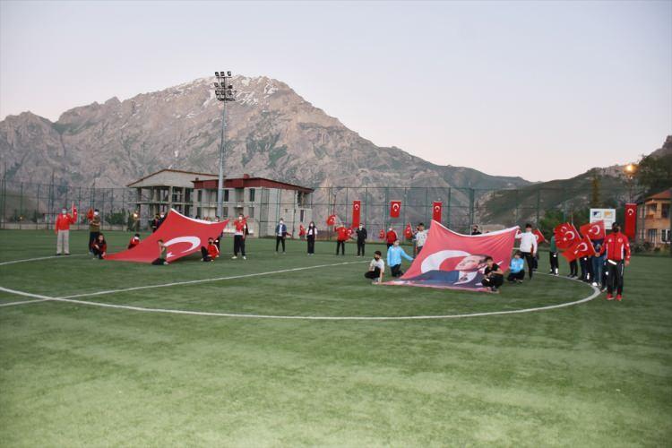 <p>Hakkari'de de Gençlik ve Spor İl Müdürü Emin Yıldırım, kurum personeli ve sporcular, Merzan Futbol Sahası'nda bir araya geldi.</p>

<p>Dev Türk bayrağı açan personel ve sporcular, saatler 19.19'u gösterdiğinde İstiklal Marşı'nı seslendirdi.</p>
