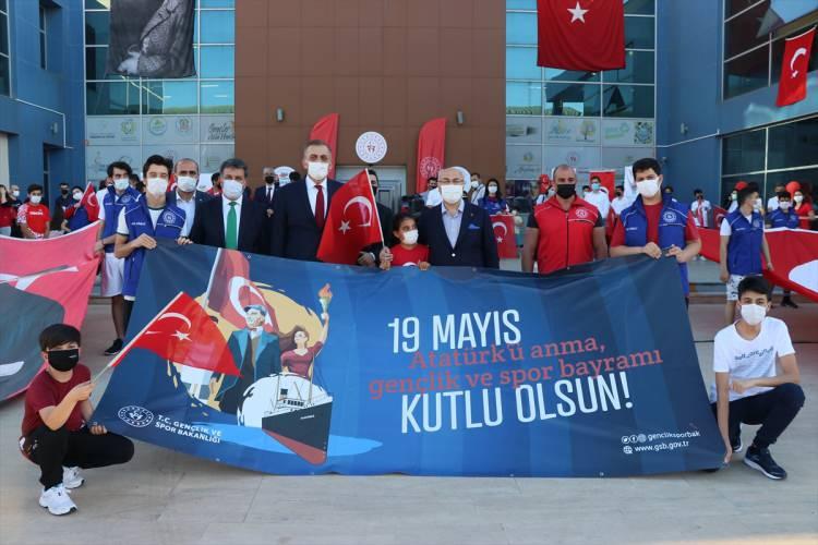 <p>19 Mayıs tarihinin önemine değinen Köşger, şunları kaydetti:</p>

<p>"Düşmanı denize döktüğümüz İzmir'deyiz. İzmir kurtuluş meşalesinin yakıldığı şehir. O yüzden İzmirliler istiklalinde bağımsızlığında, vatanında, bayrağında, egemenliğinde ne demek olduğunu çok iyi bilirler. 19 Mayıs bu anlamda Atatürk'ün ülkemizin istikbalini, emanet ettiği gençlere bayram olarak tebliğ ettiği bir gündür. Biz bu toprakları vatan yaparken çok kan döktük çok emek harcadık. Şimdi terimizle sulayarak bu ülkeyi, imar etme zamanıdır."</p>
