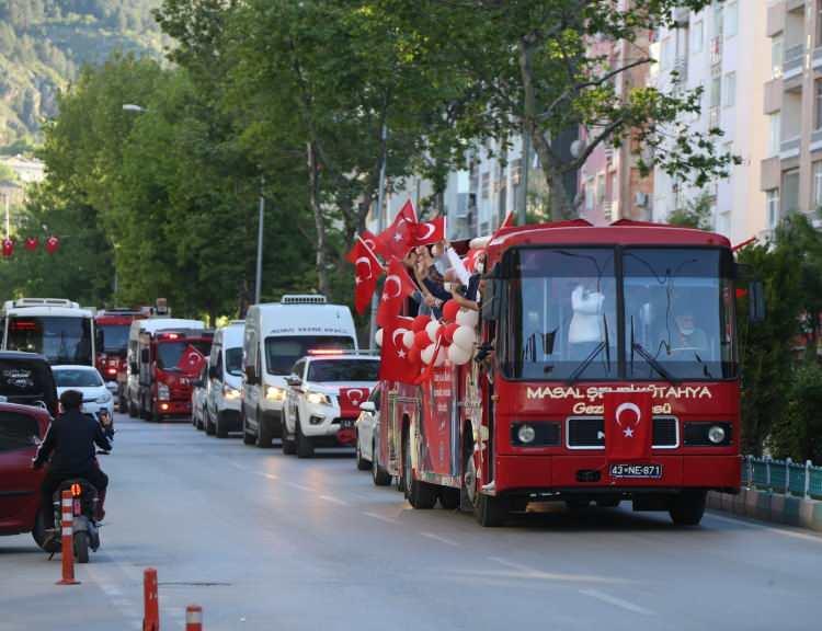 <p><strong>KÜTAHYA</strong></p>

<p>Kütahya’da, 19 Mayıs Atatürk'ü Anma, Gençlik ve Spor Bayramı etkinlikleri kapsamında Motosiklet Kulübü üyeleri tarafından konvoy oluşturuldu. Kütahya Gençlik Merkezi önünden hareket eden Motosikletliler, şehir merkezinde tur attı. Daha sonra Gençlik Merkezi önüne gelen 100'ün üzerindeki motosikletli, protokol üyeleri ile birlikte saat 19.19'da tüm yurtta aynı anda okunan İstiklal Marşı'na eşlik etti.</p>
