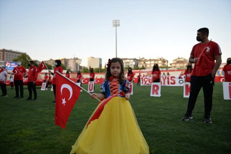 <p>Gençlik ve Spor İl Müdürlüğü ekipleri de Kovid-19 tedbirleri kapsamında 12 Şubat Stadyumu'nda Türk bayrakları açarak meşaleler yakıp İstiklal Marşı'nı okudu.</p>
