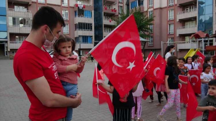 <p><strong>MUŞ</strong></p>

<p>Muş'ta vatandaşlar, saat 19.19'da balkonlarına çıkarak Türk bayrakları açtı, İstiklal Marşı'nı okudu. Hürriyet Mahallesi'ndeki bir sitenin bahçesinde bir araya gelen çocuklar da İstiklal Marşı'na eşlik etti.</p>

<p> </p>
