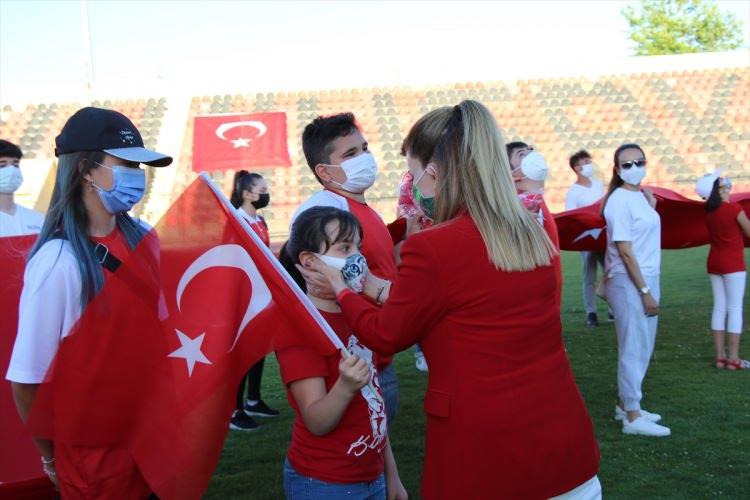 <p><strong>UŞAK</strong></p>

<p>Uşak’ta Vali Funda Kocabıyık ile Uşak Belediye Başkanı Mehmet Çakın'ın da katılımıyla kortej yürüyüşü oluşturuldu. Uşak 1 Eylül Stadı'nda son bulan yürüyüşün ardından saat 19.19'da İstiklal Marşı okundu.</p>

<p> </p>
