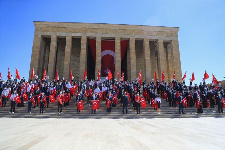 <p>Gençlik ve Spor Bakanı Kasapoğlu, deftere şunları yazdı:</p>
<p>"Aziz Atatürk. Milli Mücadele destanının ilk sayfasını yazdığınız günün yıldönümünde Türkiye Cumhuriyetinin bekasını temsil eden değerli gençlerimizle birlikte huzurunuzdayız. </p>