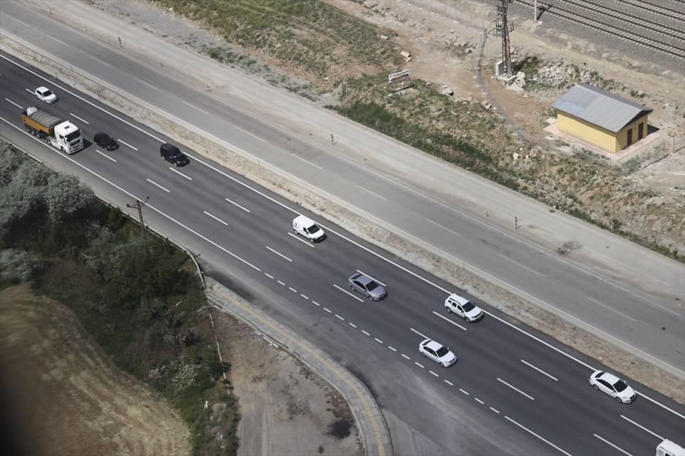<p>Havadan denetlenen kara yolu trafiğinde kurallara uymayan sürücüler, karadaki ekiplere bildiriliyor.</p>

<p> </p>
