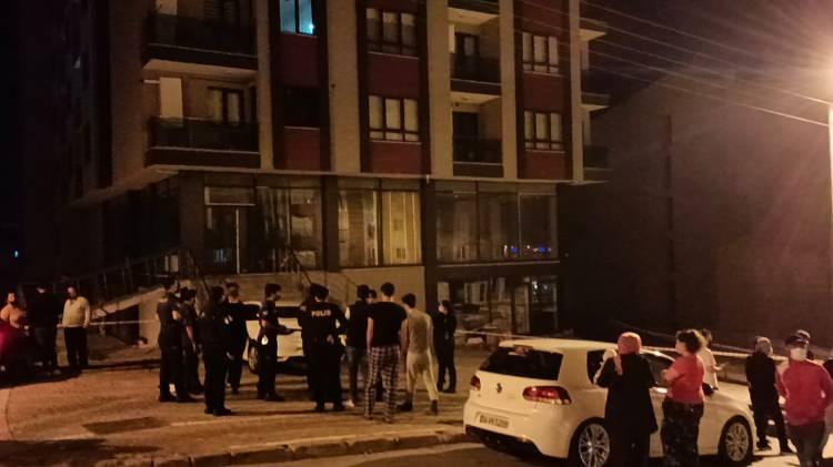 <p>Bina içerisinde ve kaymanın yaşandığı bölgede inceleme yapan ekipler, binanın yıkılma tehlikesi bulunması nedeniyle 24 daireli apartmanda yaşayan yaklaşık 60 kişinin tahliye edilmesine karar verildi.</p>
