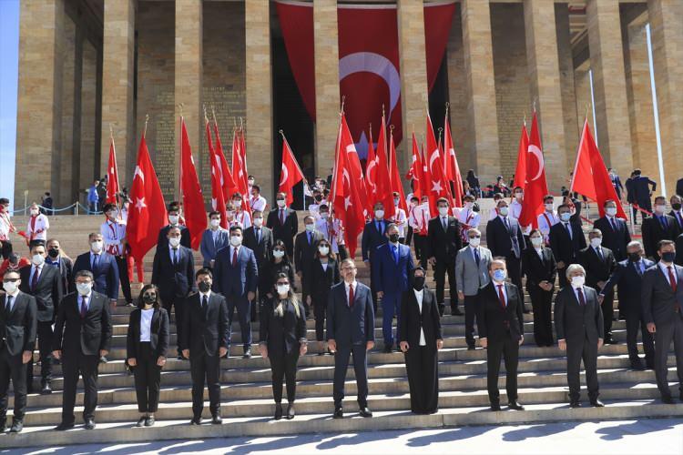<div>Bakan Kasapoğlu, defteri imzalamasının ardından Türk bayraklarını taşıyan gençler, 81 il ile Kıbrıs'tan gelen sporcular ve beraberindeki heyetle Anıtkabir'in önünde hatıra fotoğrafı çektirdi.</div>
<div> </div>
<div> </div>
