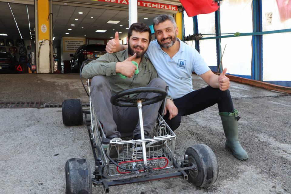 <p>Kendisi de böyle sıra dışı bir araç yapmak için kollara sıvayan Hamurcu, kendi yorumlarını katarak 4 gün süren çalışmanın sonunda aracını tamamladı. </p>
