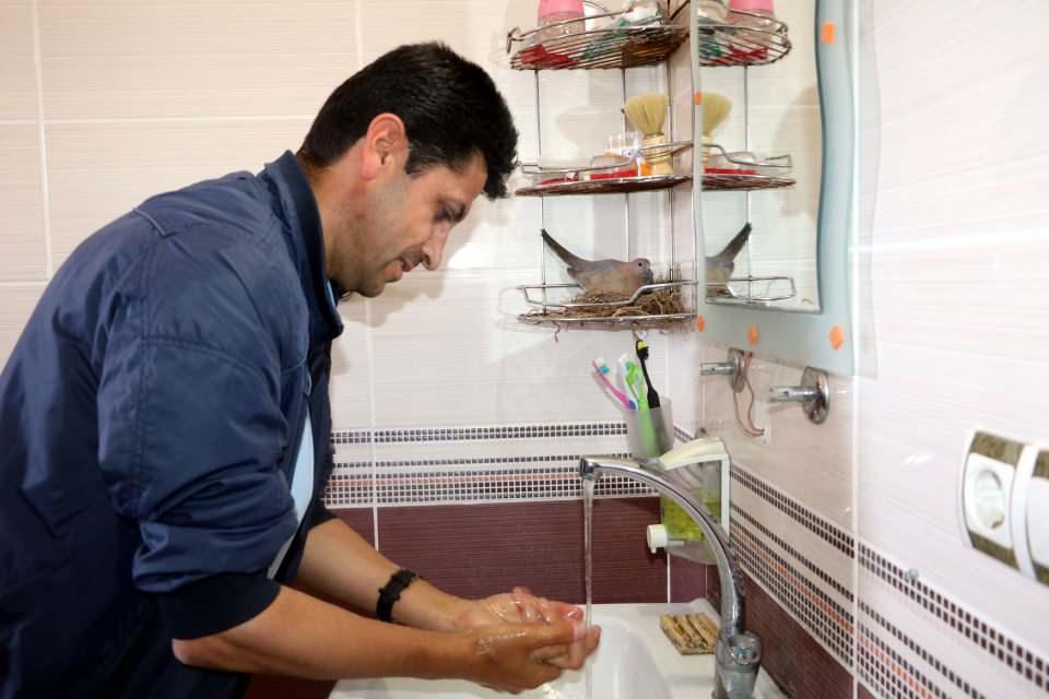 <p>İlçenin Yeşildere Mahallesi'nde 2 katlı binanın ikinci katında yaşayan 6 kişilik Işık ailesinin evinin banyosuna, yaklaşık 15 gün önce bir çift kumru girdi. </p>
