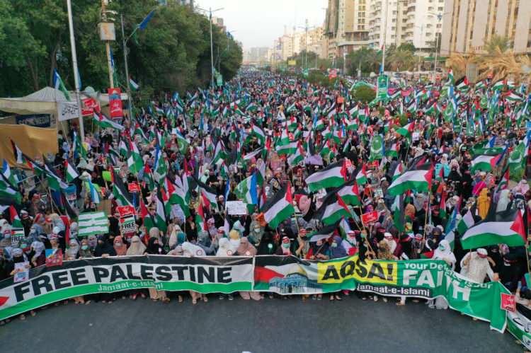 <p>Cemaat-i İslami Partisi tarafından Karaçi'nin Şahrah-ı Faysal bölgesinde düzenlenen Filistin'e destek gösterisine on binlerce kişi katıldı.</p>
