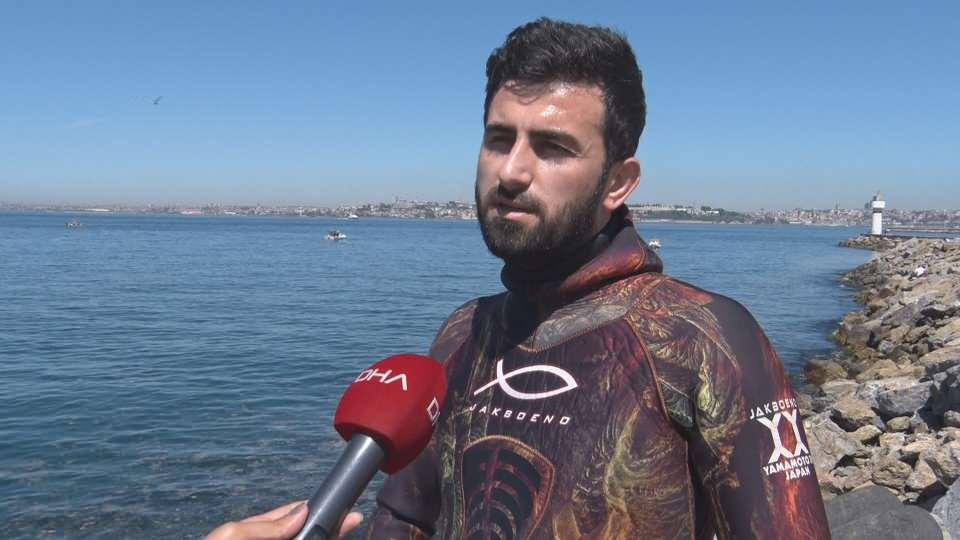 <p>Dalgıç İsa Şahintürk, Kadıköy Sahili'nde Marmara'nın dibini saran deniz salyalarını su altı kamerası ile görüntüledi. İsa Şahintürk, "Günden güne oltayla avladığımız balıklar azaldığı için dalış yapıyorum. Hem su altı canlılarını inceliyorum hem de dalış yaparak balık avlıyorum. Son zamanlarda deniz salyaları yüzünden balıklar da azaldı. Bunun sebebi, Marmara'daki deniz suyunun sürekli kirlenmesi. Bu yüzden dalışlarda da artık balık göremez olduk" dedi.</p>