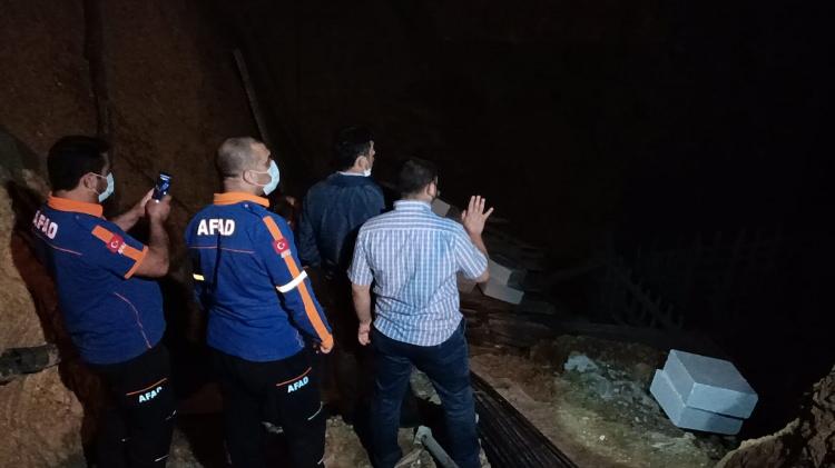 <p>Kocaeli’nin Gebze ilçesinde bir inşaatın temelinde toprak kayması yaşanınca yan tarafta bulunan 5 katlı apartmanda oturanlar tahliye edildi.</p>

<p> </p>
