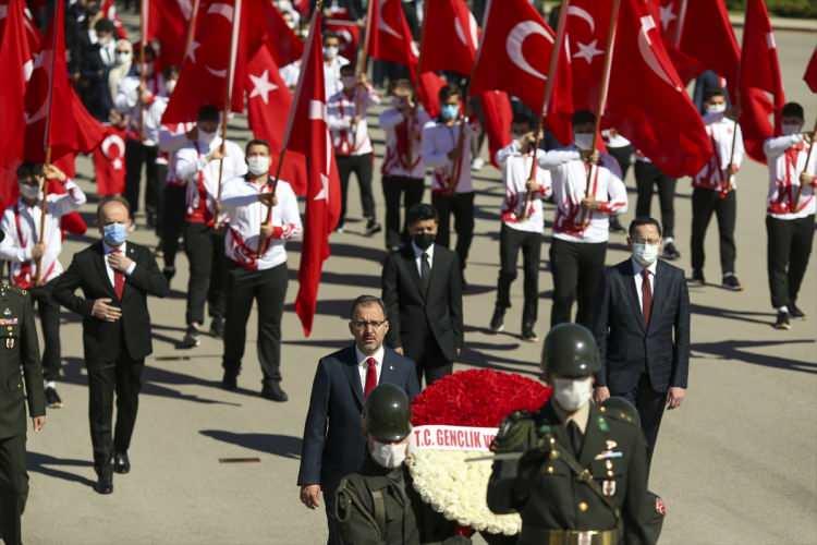 <p>Törenin ardından Gençlik ve Spor Bakanı Mehmet Muharrem Kasapoğlu, Anıtkabir çıkışında Atatürk’ü ziyarete gelen vatandaşlar ile bayramlaştı.</p>