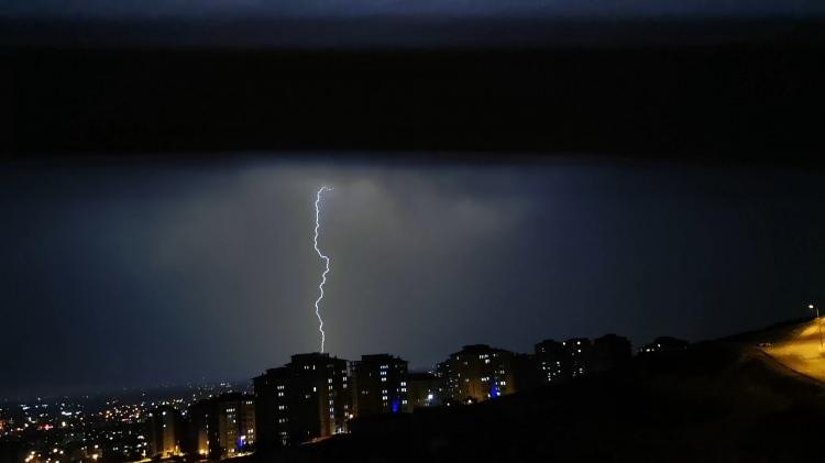 <p>Malatya'da gün boyunca etkili olan fırtına, akşam saatlerinde de devam etti. Şimşekler geceyi aydınlatırken, ortaya eşsiz görüntüler çıktı. </p>
