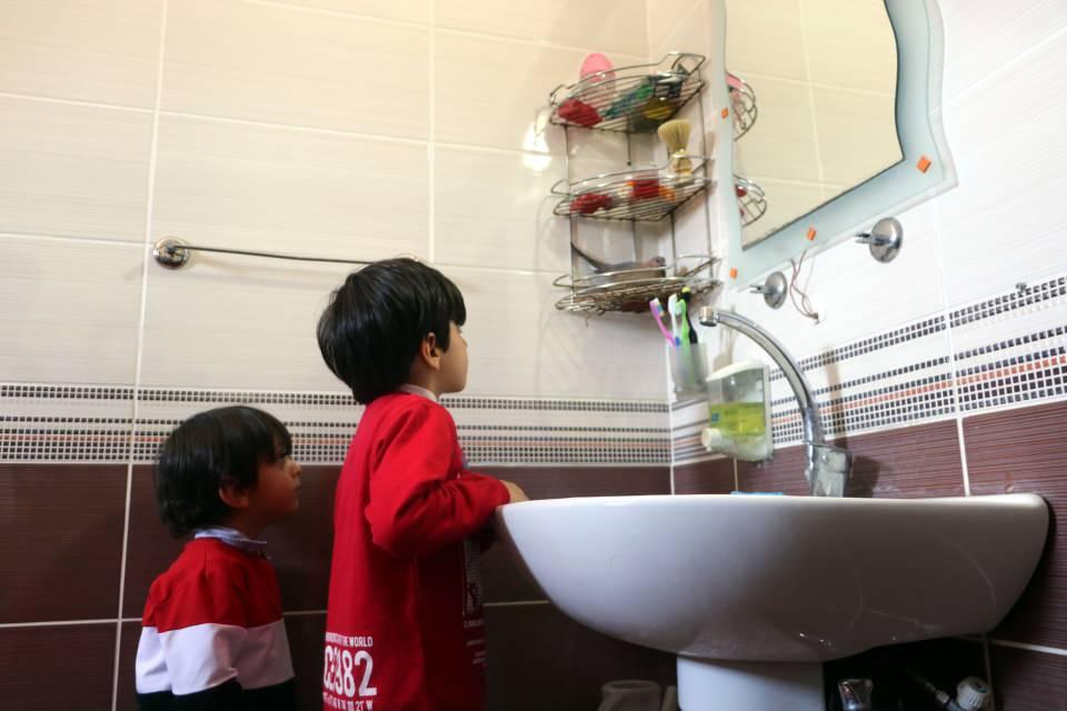 <p>Nevzat Işık, artık banyoyu istedikleri gibi kullanabildiklerini, ev ortamına alışan kumruların rahatsız olmadığını belirtti. Işık, "Dişi ve erkek kumru, dönüşümlü yuvayı kullanıyorlar. </p>
