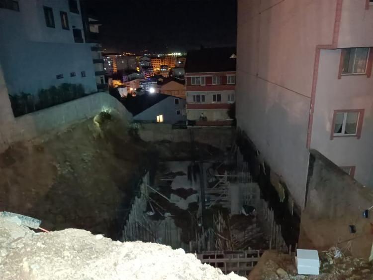 <p>Yeni inşaat yapılan yerde kepçe zarar vermiş galiba. Bugün gece bir sarsıntı hissettik ve binadan ayrıldık. Geceyi yakınlarımızın yanında geçireceğiz.” diye konuştu. </p>
