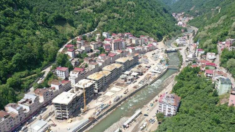 <p>Buradaki inşaat çalışmalarının gerçekleşme oranının yüzde 80`e ulaştığını belirten Atıcı, temmuz sonu, ağustos ayı başı itibarıyla hak sahiplerinin konut ve dükkanları teslim alacağını aktardı.</p>
<p> </p>