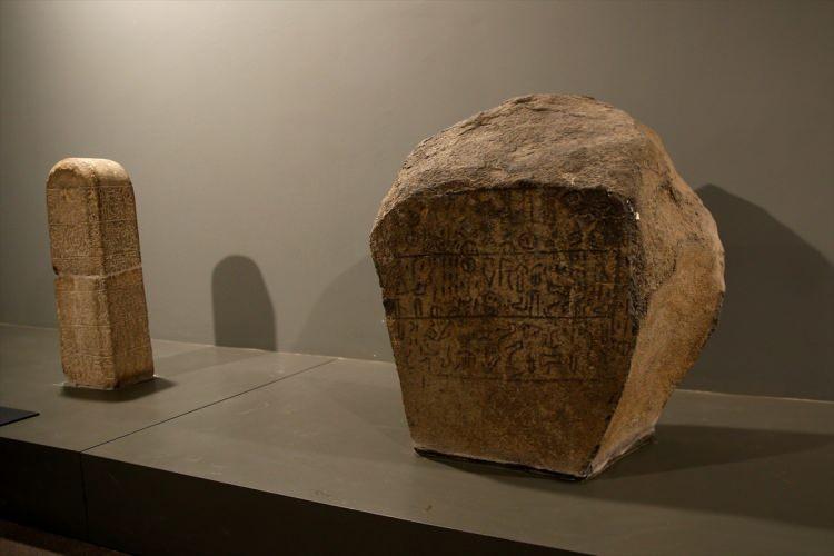 <p>İSTANBUL Arkeoloji Müzesi’nde uzun yıllardır sergilenen ve üzerinde Erciyes Dağı’nın ikinci ismi ‘Hara Hara’ yazılan 2 bin 800 yıllık Hisarcık Kitabesi, Kayseri’ye getirilerek, Arkeoloji Müzesi’nde sergilenmeye başladı. </p>
