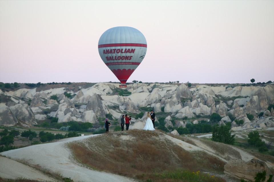 <p>Balonların bölgenin doğal güzelliğine ayrı bir renk kattığını ifade eden Başyiğit, "Turizmin bu yıl daha iyi olacağını düşünüyoruz. </p>
